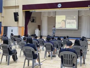 순천이수중, 구수환 감독 초청 인문학 강연…“이타적 삶이 밝힌 미래”