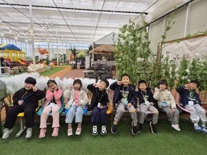 쌍봉초유치원, 딸기 체험·성교육 마술공연으로 전인적 성장 지원 - 교육 | 코리아NEWS