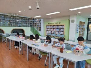 장성도서관, ‘Book꾸러기 행진’으로 아이들 첫 독서 길 열어 - 교육 | 코리아NEWS