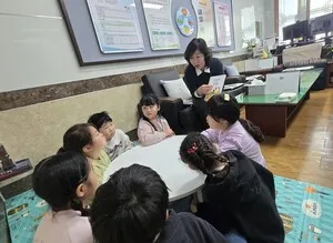 선배·교사가 책 읽어주는 진상초, 마음 따뜻해지는 아침
