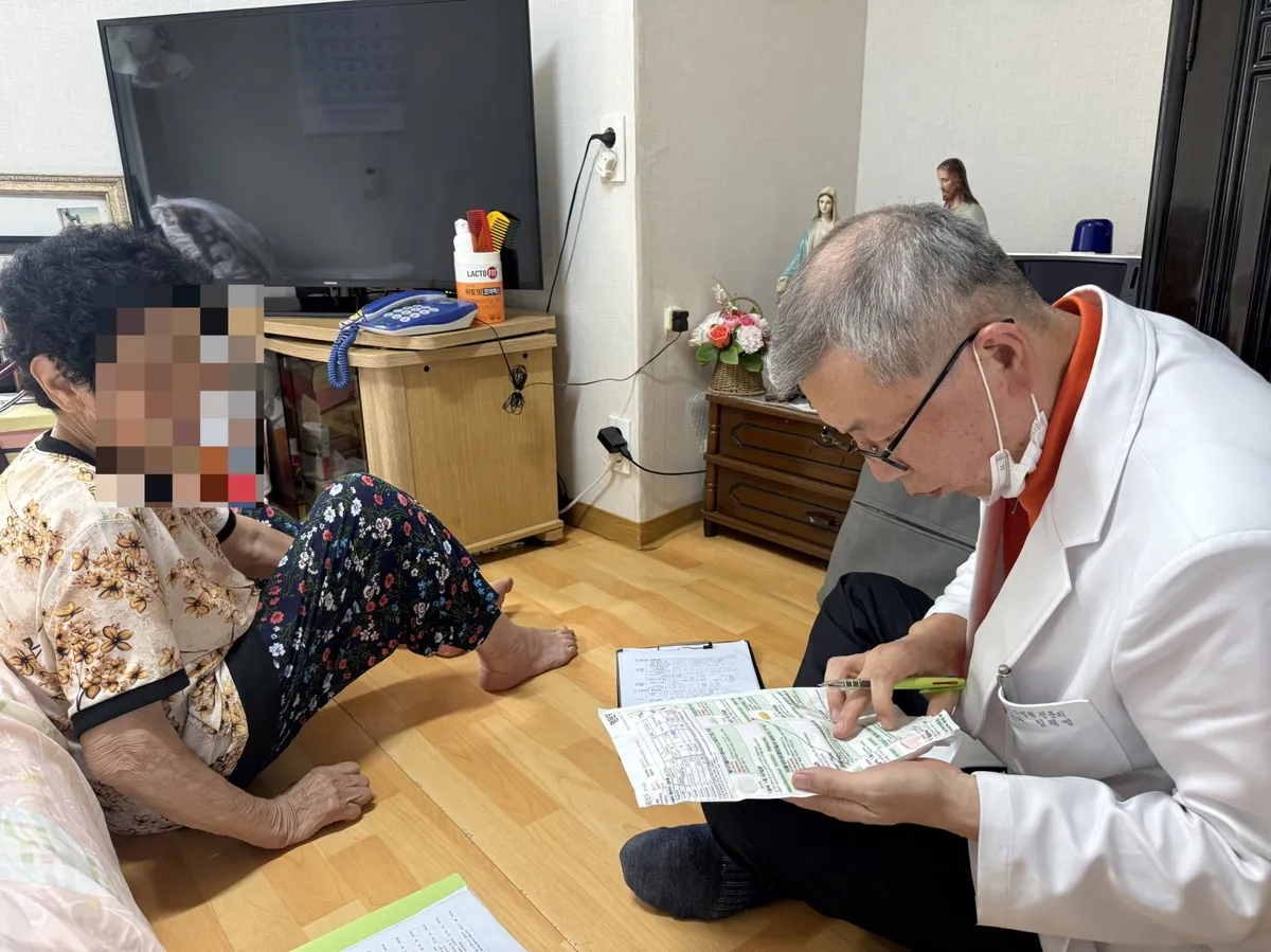 진도군, 의료진이 직접 집으로 찾아가는 '재택의료센터' 운영 - 복지 | 코리아NEWS