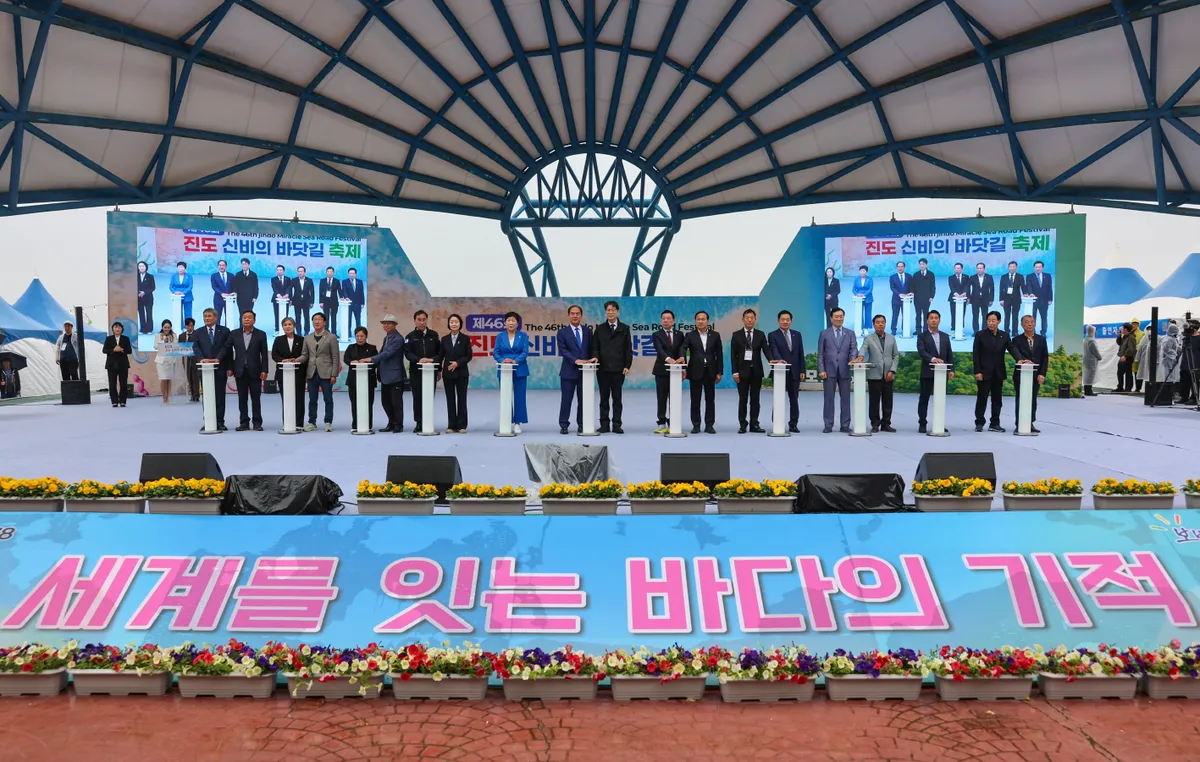 진도 신비의 바닷길 축제, 9만 명 몰려들며 대성황 리듬
