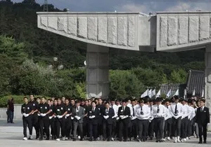 광주제일고-배재고 학생들 ‘화해의 손’…5·18 민주묘지 참배