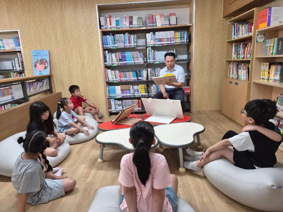 아빠의 목소리로 배우는 겸손과 배려…월산초 'Mom's Reading' 활동 - 교육 | 코리아NEWS