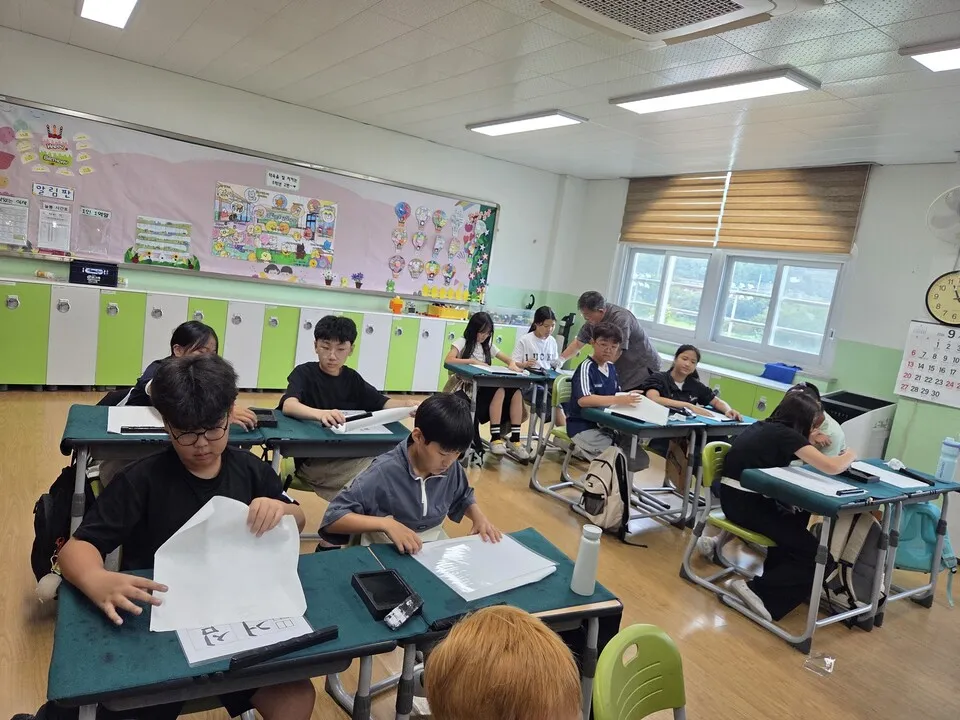 옥과초 5학년, 지역예술가와 함께 궁체 쓰기로 한글 매력 탐험