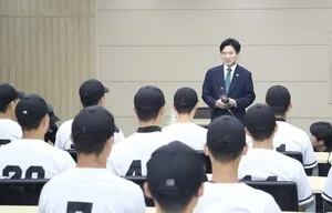 취임 첫날 광주일고 찾은 김대중 교육감 “배재고 응원, 민주주의 교육 기회로 삼자”