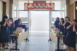 칭찬으로 채우고 간식으로 나누는 행복! 무안북중 '무북매점' 성황리 운영