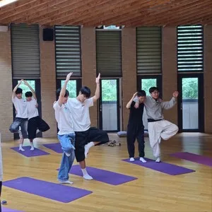 영산성지고, 마음을 잇는 '짝꿍요가'로 학생들 웃음