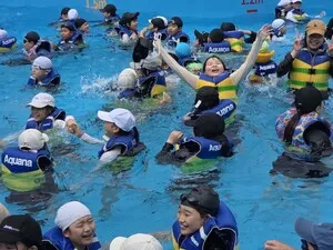 옥과초 5학년, 화순아쿠아나서 신나는 수영 체험…물놀이로 스트레스 해소
