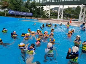 옥과초, 학교장 넘어 아쿠아로…안전 수영 체험 '훈훈'