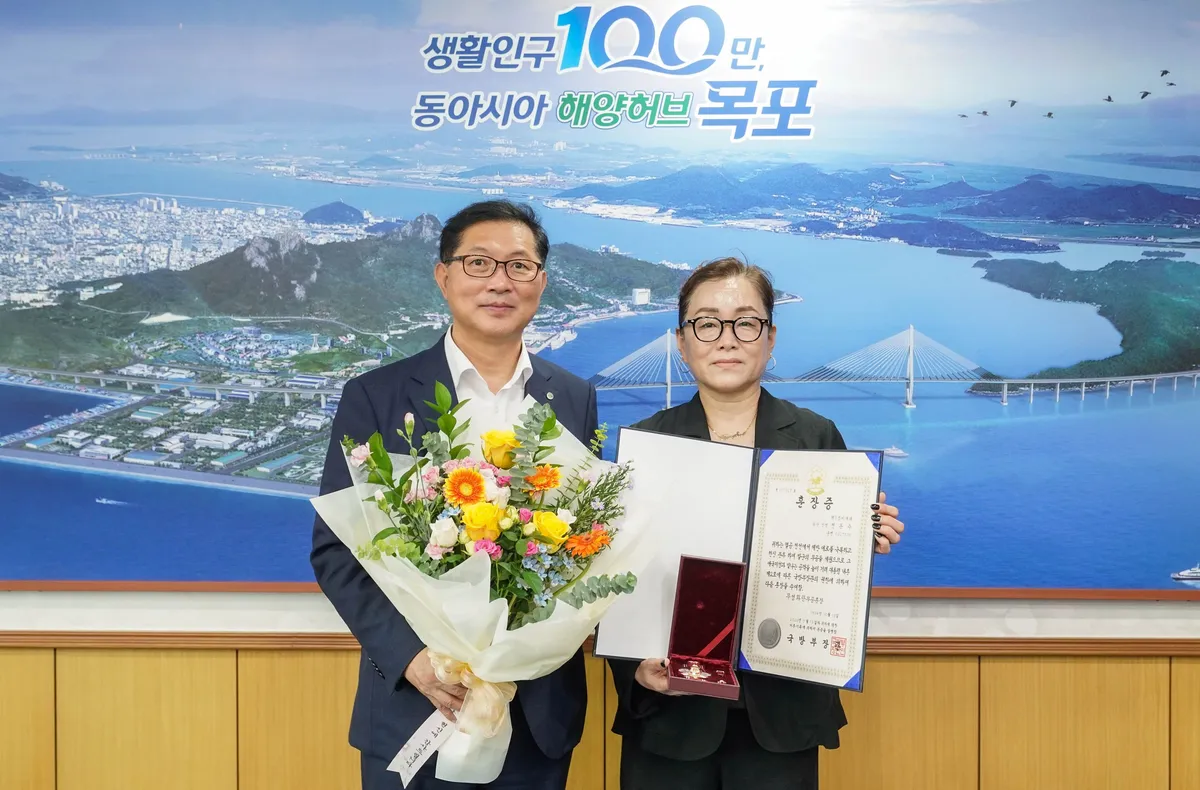 70년 만에 찾아온 명예…故 전돈수 상병 화랑무공훈장 전수 - 행정 | 코리아NEWS