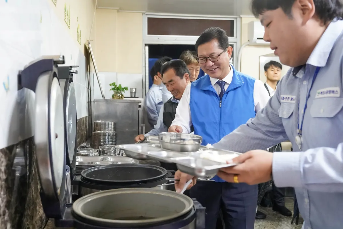 강성휘 목포시장, 임기 첫날 버스 타고 시민과 동행