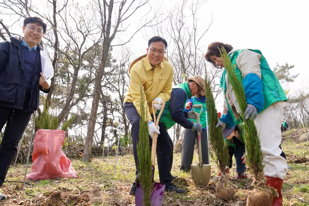 목포시, 제81회 식목일 맞아 입암산에 1,730그루 나무심기 - 환경 | 코리아NEWS