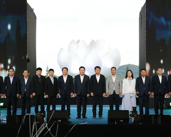 이찬원 콘서트로 뜨겁게 시작, 무안연꽃축제 여름 열기