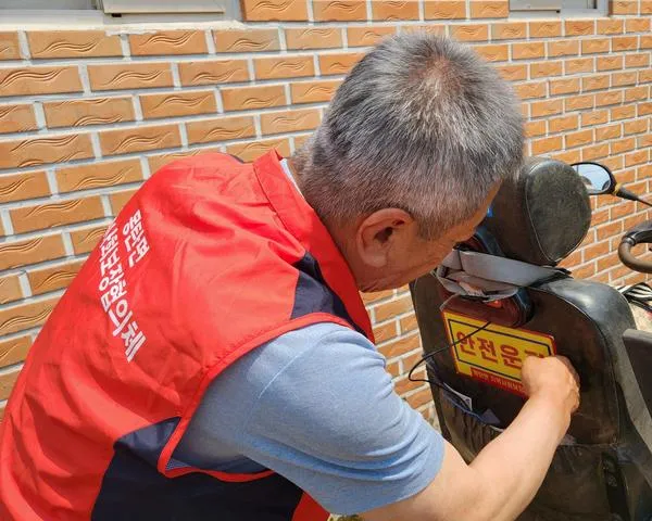 몽탄면, 어르신 안전사고 예방…경로당 내 안전매트 설치