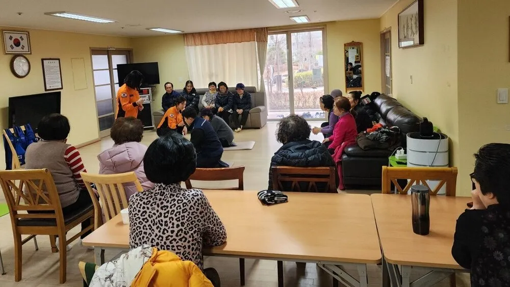 빛가람동지사협, 경로당 어르신에 심폐소생술 교육...생존율 2.4배 높인다 - 교육 | 코리아NEWS