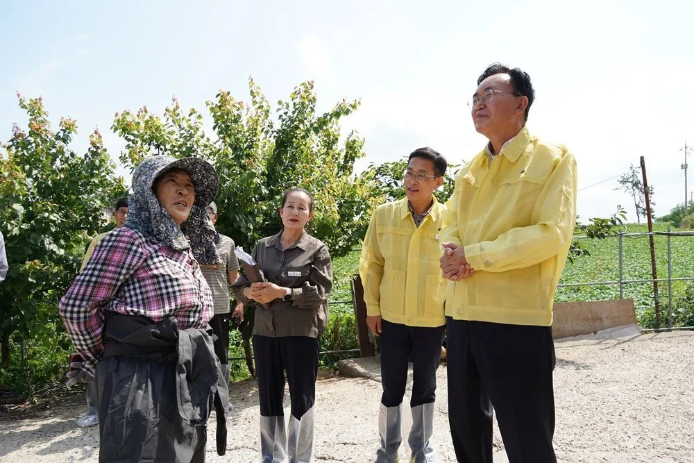 나주시, 폭염 속 축산농가 집중 지원…윤병태 시장 현장 점검