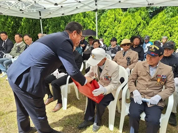 지도읍 청년회, 71주년 현충일 맞아 국가유공자에 100만 원 홍삼세트 전달