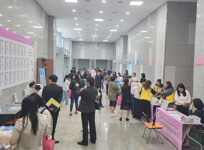 영암여성새로일하기센터, 34개 기업 참여 '구인·구직 만남의 날' 성료 - 경제 | 코리아NEWS