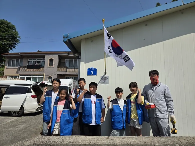 영암, 청소년·청년 동반하여 참전유공자에 태극기 전달
