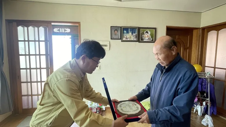 30년 홀로어머니 지극정성… 영암군 미암면, 효자 강병우 씨 표창