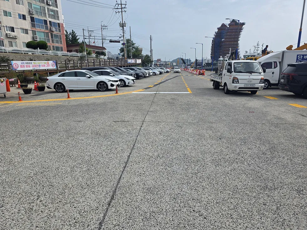여수시 국동항 불법주정차 단속…350대 규모 임시주차장 무료 개방