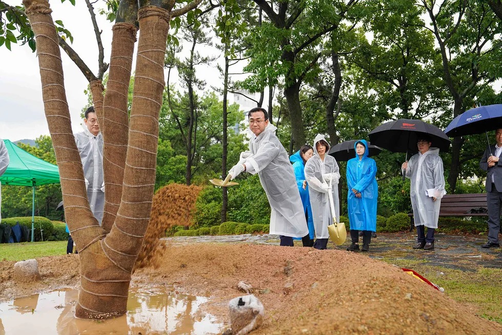 서영학 신임 여수시장, 취임 기념 동백나무 식수…시민과 함께하는 새 출발