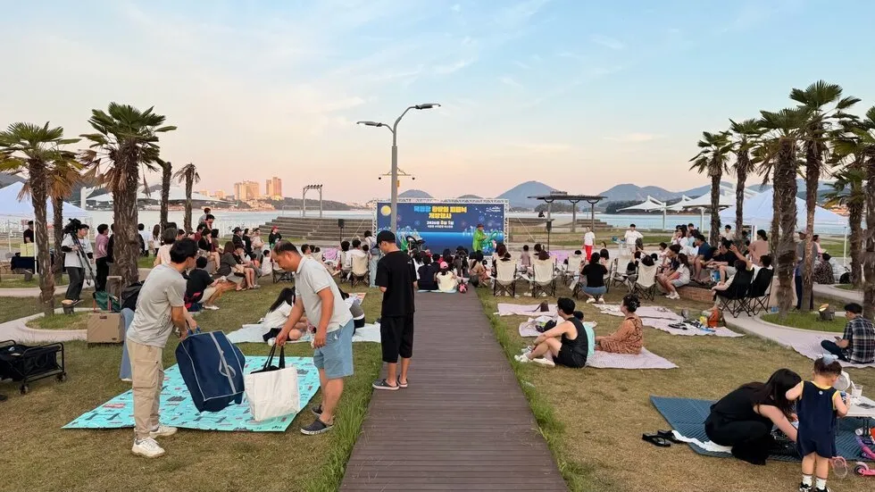 여수 밤바다 품은 ‘국동항 한밤의 피크닉’, 개장과 동시에 뜨겁다