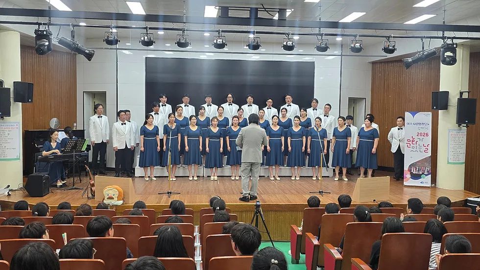 여도초 교실로 찾아간 선율…여시합창단, 아이들과 벌인 꿈콘서트